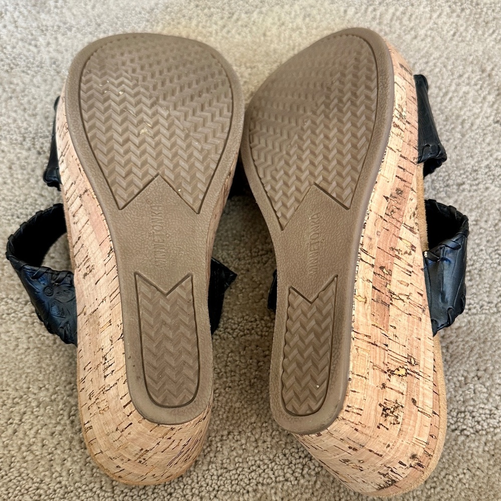 🐈‍⬛ Minnetonka Bertie Cork Wedge Sandals With Black Straps - Size 9🐈‍⬛ - Picture 4 of 5